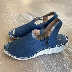 Like New Clark's Unstructured Open Toe Sling Back Sandle Wedge, size 10